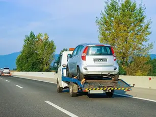 capa carro recebendo assistencia seguro auto