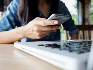capa mulher pesquisando celular melhores formas pagar seguro auto