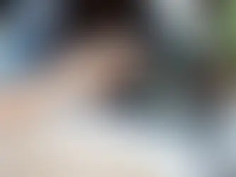 capa mulher pesquisando celular melhores formas pagar seguro auto