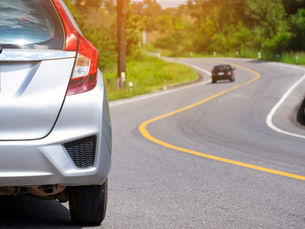 capa carro seguindo guia viagem de carro