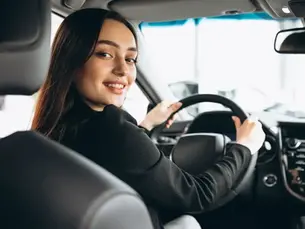 capa mulher de carro quer saber importancia de ter seguro auto