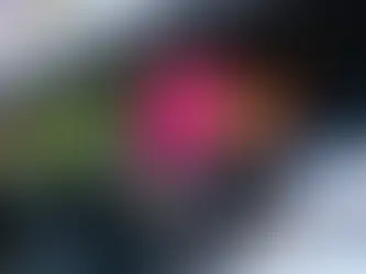 capa homem segurando celular confirmando que a NEO é uma seguradora confiável