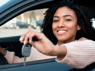 capa mulher com chave do carro seguro auto personalizado