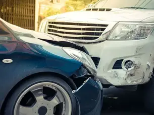 capa carro colidido com franquia de seguro