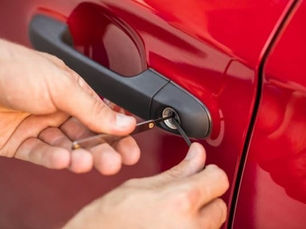 capa carro sendo furtado seguro contra roubo e furto