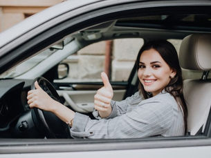 mulher feliz com preço do seguro no carro