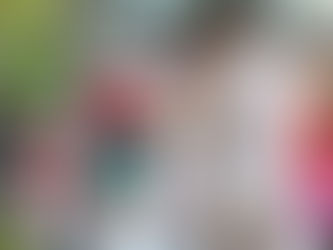 capa mulher organizando carro com itens essenciais na viagem longa