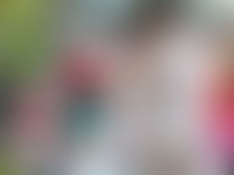 capa mulher organizando carro com itens essenciais na viagem longa